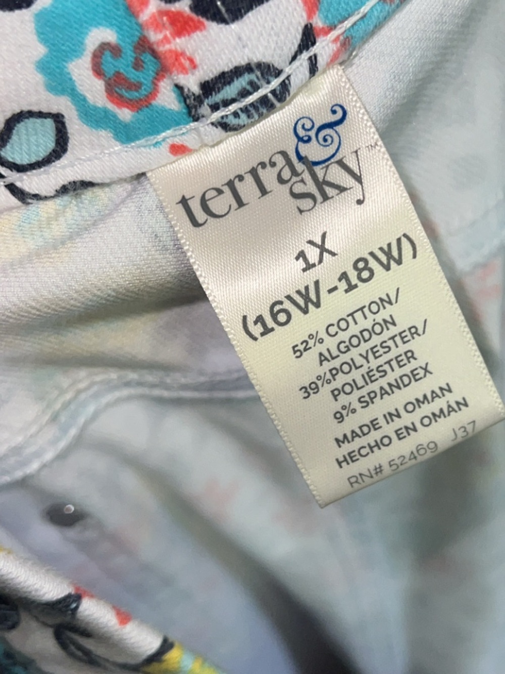 Floral Pull-On Capri Pants Plus Size 1X 16W-18W - Picture 2 of 5